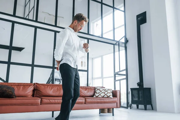 Hermoso Interior Caucásico Joven Chico Elegante Camisa Blanca Interior Casa — Foto de Stock