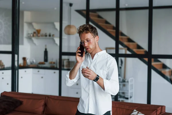 Habla Por Teléfono Caucásico Joven Chico Elegante Camisa Blanca Interior — Foto de Stock