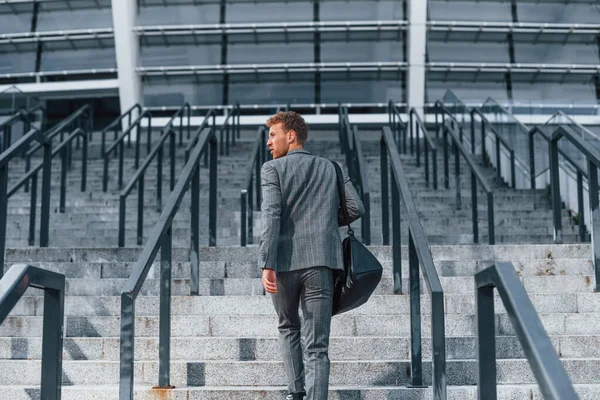 Vista Trasera Joven Empresario Exitoso Ropa Formal Gris Está Aire — Foto de Stock