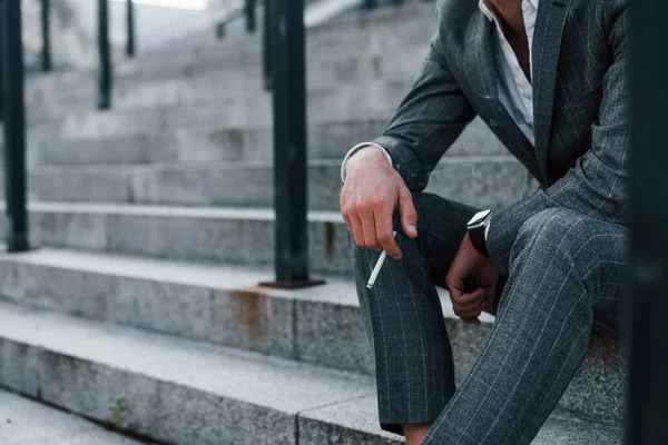 Zit Rookt Een Sigaret Jonge Succesvolle Zakenman Grijze Formele Kleding — Stockfoto