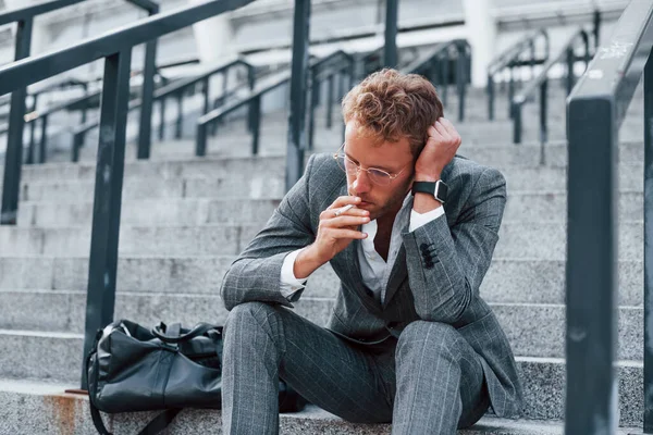 Zit Rookt Een Sigaret Jonge Succesvolle Zakenman Grijze Formele Kleding — Stockfoto