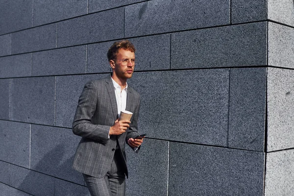 Con Teléfono Bebida Las Manos Joven Empresario Exitoso Ropa Formal — Foto de Stock