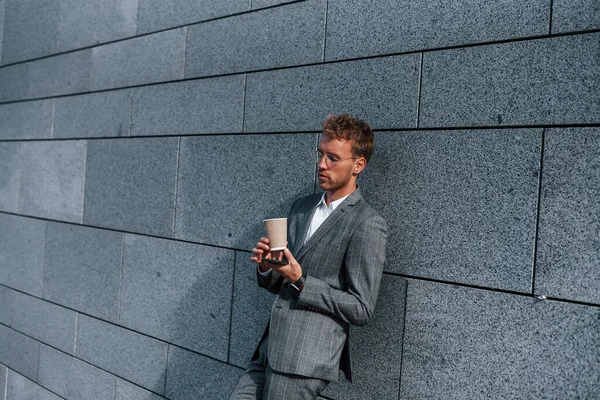 Leun Muur Jonge Succesvolle Zakenman Grijze Formele Kleding Buiten Stad — Stockfoto