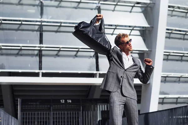 Celebrando Éxito Joven Empresario Ropa Formal Gris Está Aire Libre — Foto de Stock