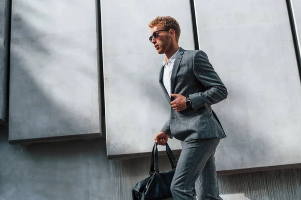 Een Zonnebril Jonge Succesvolle Zakenman Grijze Formele Kleding Buiten Stad — Stockfoto