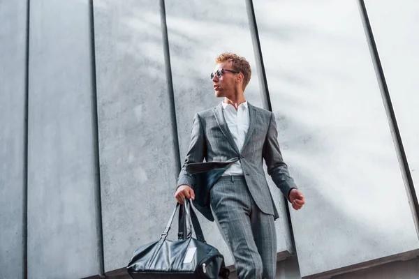 Mit Sonnenbrille Junger Erfolgreicher Geschäftsmann Grauer Dienstkleidung Ist Draußen Der — Stockfoto