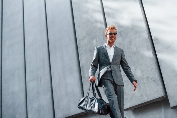 Mit Sonnenbrille Junger Erfolgreicher Geschäftsmann Grauer Dienstkleidung Ist Draußen Der — Stockfoto