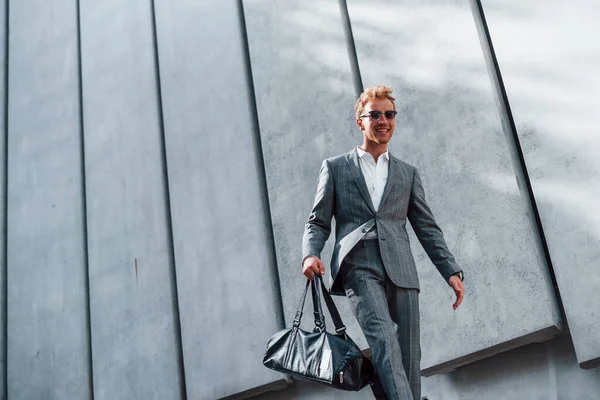 Een Zonnebril Jonge Succesvolle Zakenman Grijze Formele Kleding Buiten Stad — Stockfoto