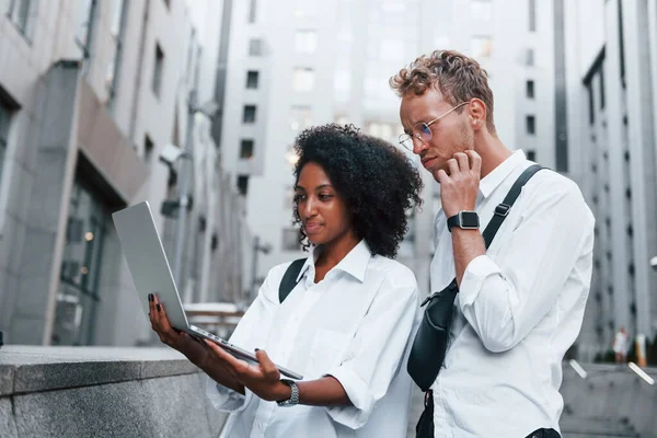 Uses Laptop Man Afrian American Woman Together City Outdoors — Stock Photo, Image