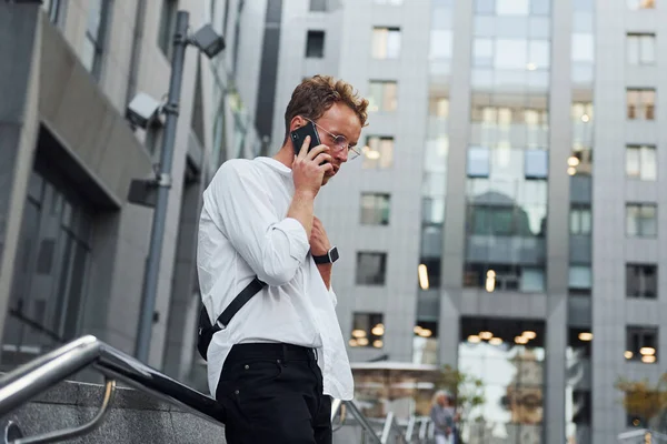 Praat Met Telefoon Jonge Elegante Man Goede Kleren Overdag Stad — Stockfoto