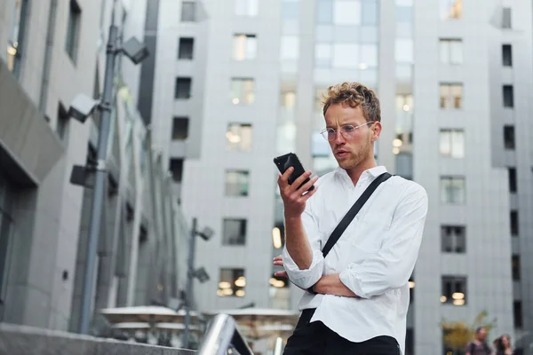 Smartphone Handen Jonge Elegante Man Goede Kleren Overdag Stad — Stockfoto
