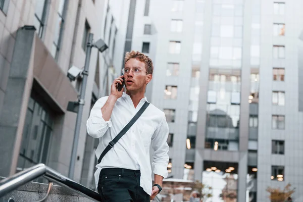 Praat Met Telefoon Jonge Elegante Man Goede Kleren Overdag Stad — Stockfoto