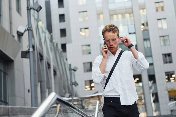 Telefonla Konuş Şık Giyinmiş Genç Bir Adam Gündüz Vakti Şehir — Stok fotoğraf