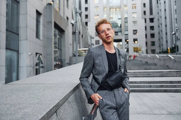 Joven Hombre Elegante Buena Ropa Está Aire Libre Ciudad Durante —  Fotos de Stock