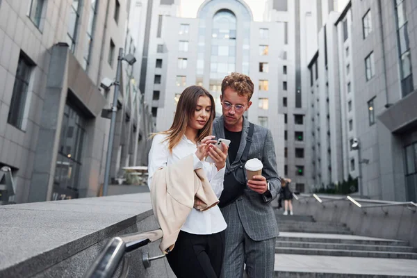 Met Telefoon Drank Vrouw Man Stad Overdag Goed Geklede Mensen — Stockfoto