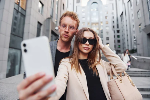 Hace Selfie Mujer Hombre Ciudad Durante Día Gente Bien Vestida —  Fotos de Stock