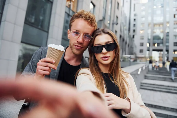 Maakt Selfie Vrouw Man Stad Overdag Goed Geklede Mensen — Stockfoto