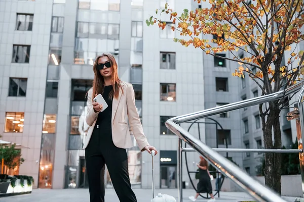 Roupas Estilo Urbano Mulher Europeia Jovem Bonita Está Livre Cidade — Fotografia de Stock