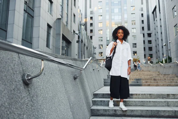 African American Woman Good Clothes Outdoors City Daytime — Stock Photo, Image