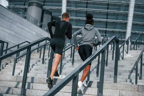 Běžet Tribunách Evropští Muži Afroameričanky Sportovních Šatech Mají Společné Cvičení — Stock fotografie