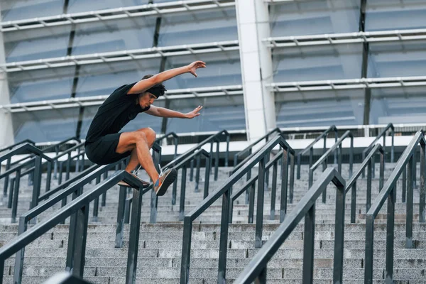 Correr Saltar Jovem Com Roupas Esportivas Tem Treino Livre Durante — Fotografia de Stock