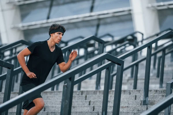 Běhání Skákání Mladý Muž Sportovním Oblečení Mají Cvičení Venku Dne — Stock fotografie