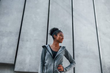 Spor elbiseli genç Afrikalı Amerikalı kadın gündüzleri dışarıda antrenman yapıyor..