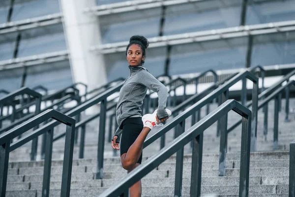 Las Escaleras Mujer Afroamericana Joven Ropa Deportiva Tienen Entrenamiento Aire — Foto de Stock