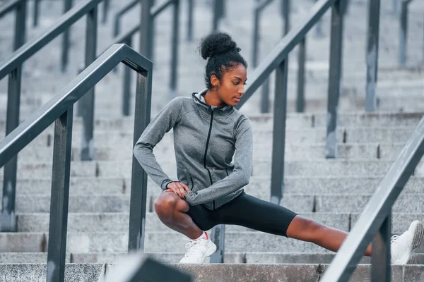 Dans Les Escaliers Jeune Femme Afro Américaine Vêtements Sport Ont — Photo