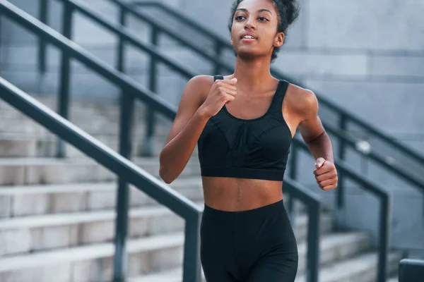 Aktiver Läufer Junge Afroamerikanerin Sportlicher Kleidung Trainiert Tagsüber Freien — Stockfoto