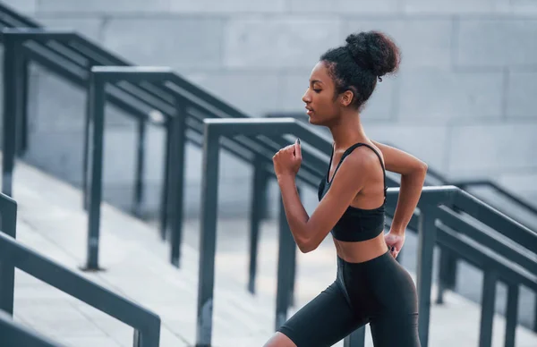 Aktiver Läufer Junge Afroamerikanerin Sportlicher Kleidung Trainiert Tagsüber Freien — Stockfoto