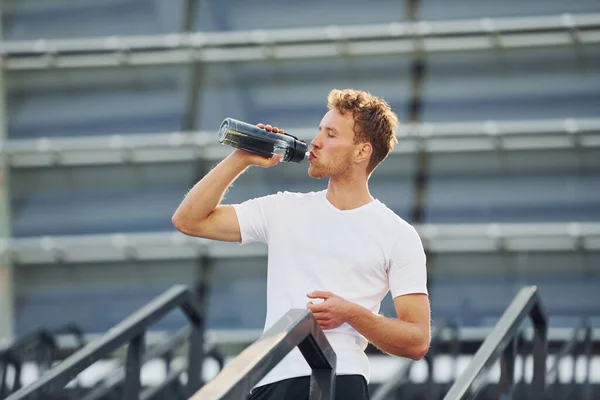 Pije Vodu Dává Pauzu Mladý Muž Sportovním Oblečení Mají Cvičení — Stock fotografie