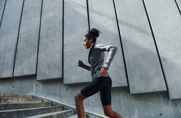 体育的概念 身穿运动服的年轻非洲裔美国妇女白天在室外锻炼 — 图库照片