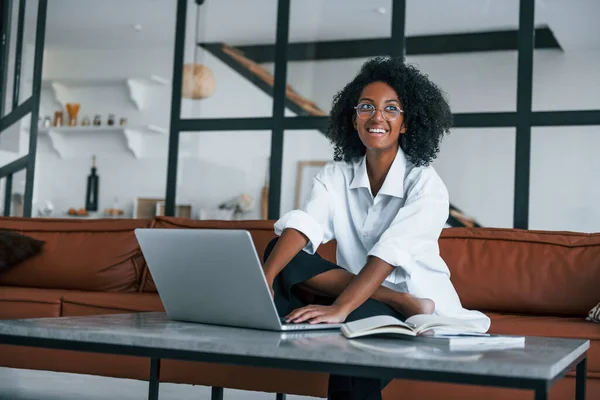 Con Portátil Joven Mujer Afroamericana Con Pelo Rizado Interior Casa — Foto de Stock