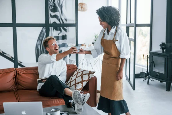 Mujer Afroamericana Taza Con Bebida Caucásico Joven Chico Elegante Camisa — Foto de Stock