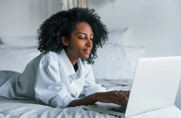 Con Portátil Joven Mujer Afroamericana Con Pelo Rizado Interior Casa — Foto de Stock