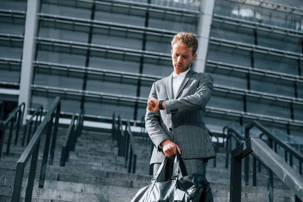 Stairs Stadium Young Businessman Grey Formal Wear Outdoors City — Stock Photo, Image