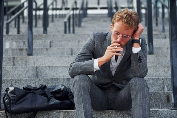 Καπνίζει Τσιγάρο Νεαρός Επιχειρηματίας Γκρι Επίσημο Ένδυμα Είναι Έξω Στην — Φωτογραφία Αρχείου