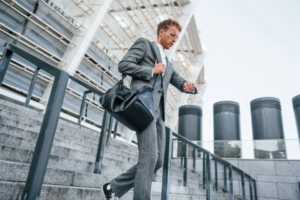 Belleza Urbana Joven Empresario Ropa Formal Gris Está Aire Libre — Foto de Stock