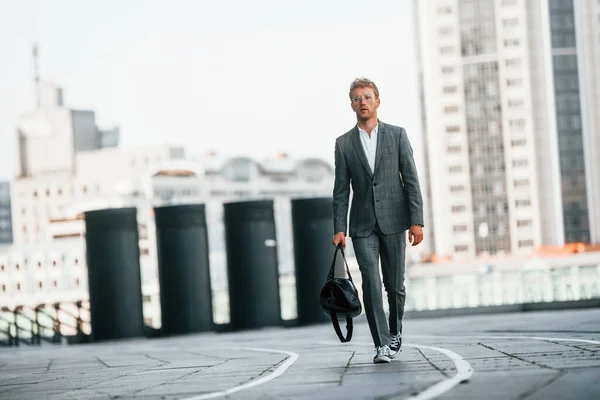 Wandelingen Weg Jonge Zakenman Grijze Formele Kleding Buiten Stad — Stockfoto