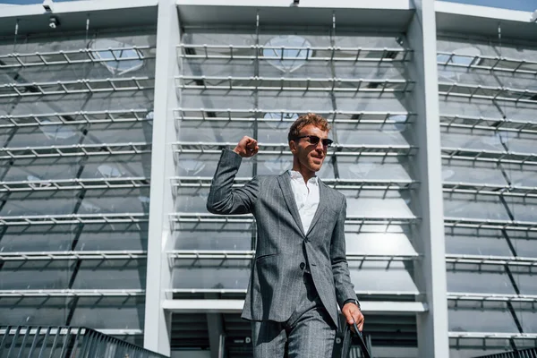 Saltar Celebrar Éxito Joven Empresario Ropa Formal Gris Está Aire — Foto de Stock