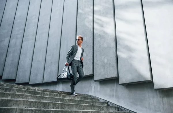 Gehen Sie Die Treppe Hinunter Jungunternehmer Grauer Dienstkleidung Ist Draußen — Stockfoto