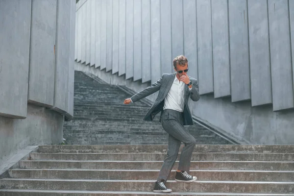 Bailando Celebrando Éxito Joven Empresario Ropa Formal Gris Está Aire — Foto de Stock