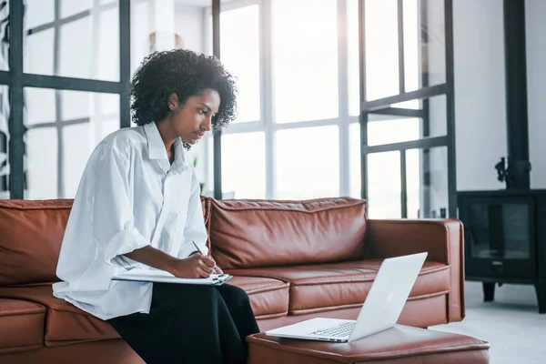 Con Portátil Joven Mujer Afroamericana Con Pelo Rizado Interior Casa — Foto de Stock