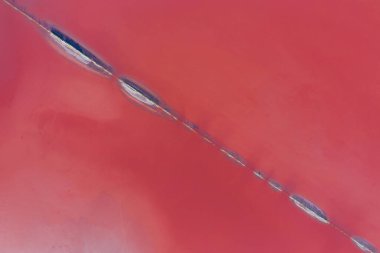 İnanılmaz mor su. Ukrayna 'daki Jarilgach adasının havadan görünüşü. Görkemli manzaralar.