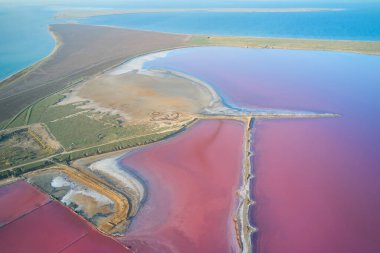İnanılmaz mor su. Ukrayna 'daki Jarilgach adasının havadan görünüşü. Görkemli manzaralar.