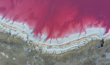 Pembe suyu olan sahil. Ukrayna 'daki Jarilgach adasının görkemli manzaraları..