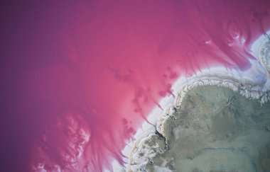 İnanılmaz mor su. Ukrayna 'daki Jarilgach adasının havadan görünüşü. Görkemli manzaralar.