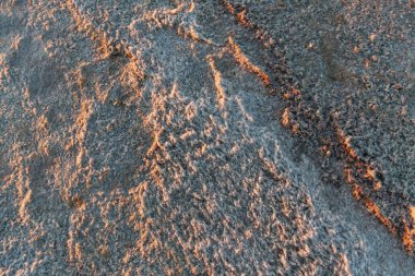 Sahildeki yüzey manzarası. Renkli toprağın ayrıntıları.