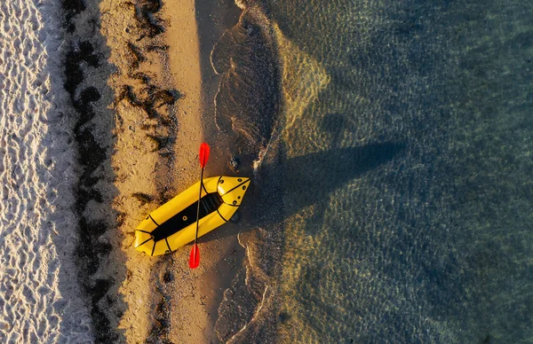 Bovenaanzicht Van Gele Boot Die Overdag Aan Kust Van Oceaan — Stockfoto